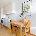 Calm And Tidy In Apartment, 14min Train Ride To Center Parque de Campismo *