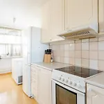 Parque de Campismo Calm And Tidy In Apartment, 14min Train Ride To Center