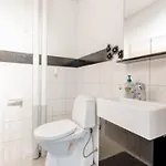 Calm And Tidy In Apartment, 14min Train Ride To Center *