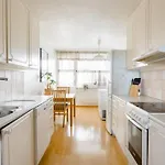 Calm And Tidy In Apartment, 14min Train Ride To Center Parque de Campismo