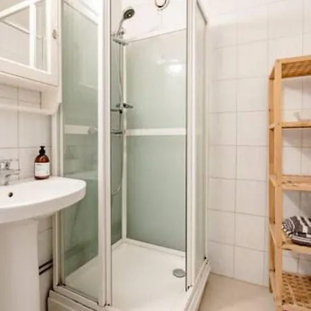 Kamp alanı Calm And Tidy In Apartment, 14min Train Ride To Center
