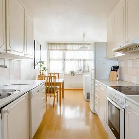 Calm And Tidy In Apartment, 14min Train Ride To Center Kemping