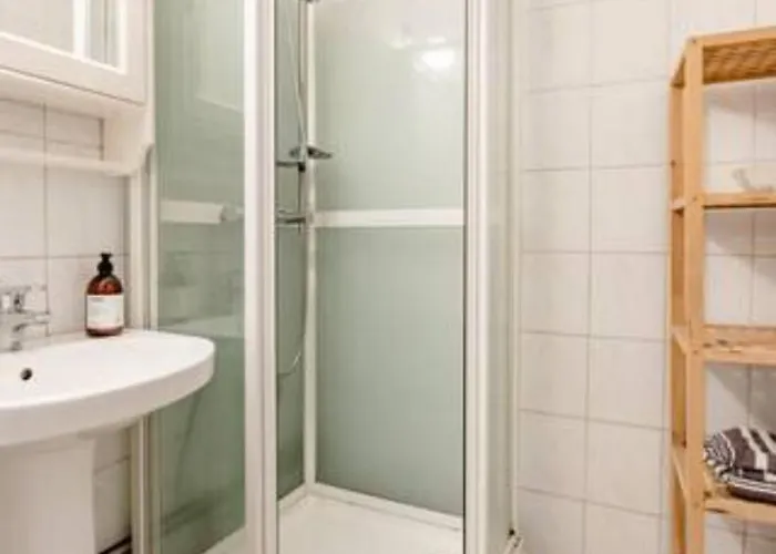 Кемпинг Calm And Tidy In Apartment, 14min Train Ride To Center