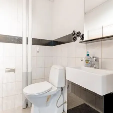 Calm And Tidy In Apartment, 14min Train Ride To Center *