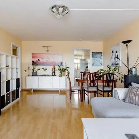 Calm And Tidy In Apartment, 14min Train Ride To Center אתר קמפינג *