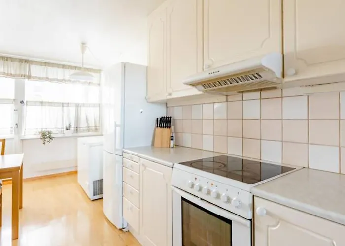 אתר קמפינג Calm And Tidy In Apartment, 14min Train Ride To Center
