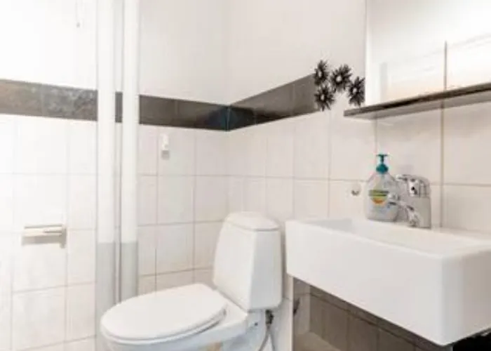 Calm And Tidy In Apartment, 14min Train Ride To Center *