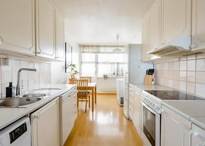 Calm And Tidy In Apartment, 14min Train Ride To Center אתר קמפינג